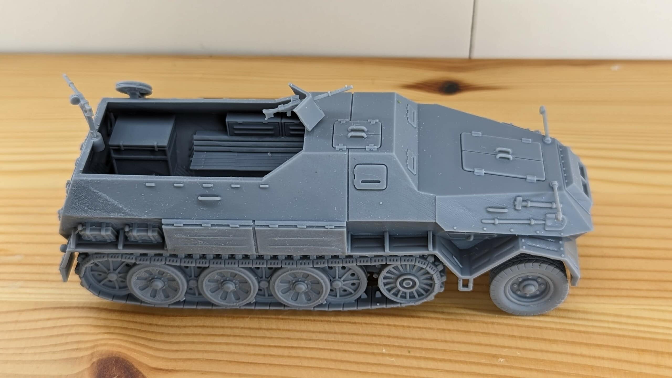 Half-track Sd.Kfz.8 DB10 Gepanzerte 12t + Crewmen (Germany, WW2